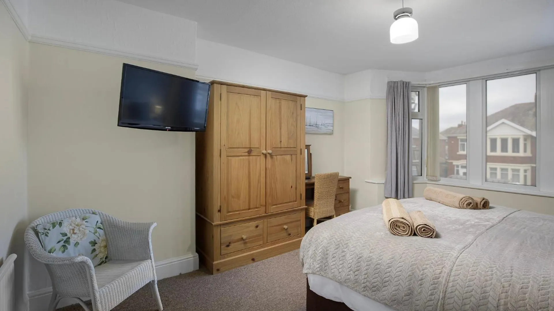 Arnside - Spacious 10-Bedroom Seaside Cottage Blackpool
